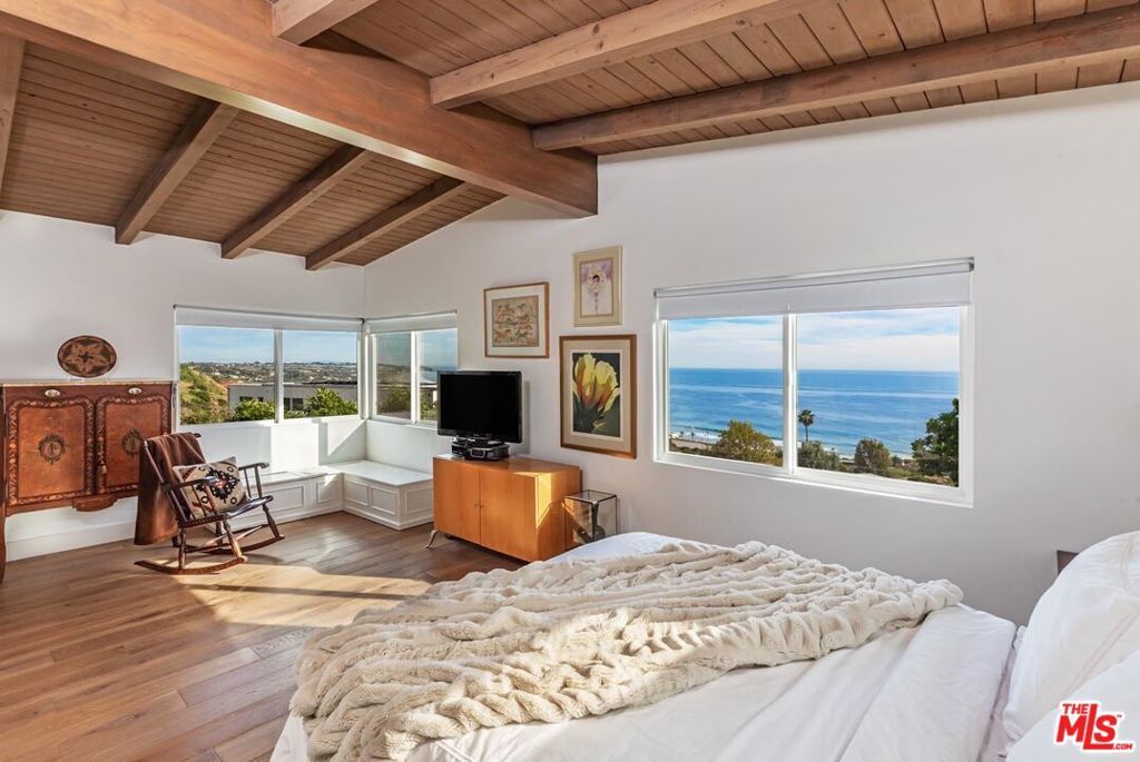 Image 9 of property listing at 31373 Pacific Coast Highway, Malibu, CA 90265