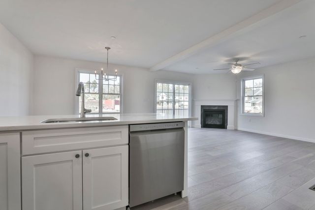 73 Crestview Way, Raymond, NH 03077
