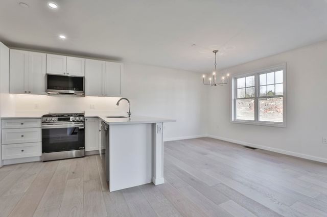 73 Crestview Way, Raymond, NH 03077