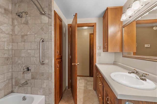 923 AMHART DRIVE, De Pere, WI 54115