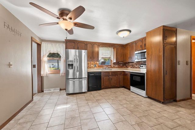 923 AMHART DRIVE, De Pere, WI 54115