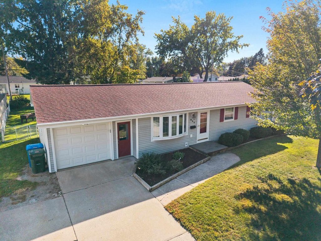 923 AMHART DRIVE, De Pere, WI 54115