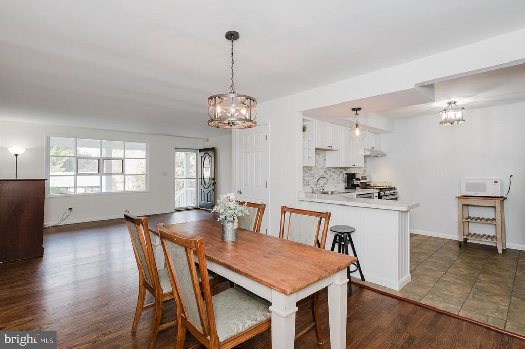 Image 12 of property listing at 1013 TRICKLING BROOK RD, Cockeysville, MD 21030