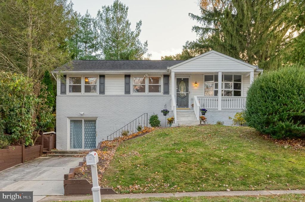 Image 2 of property listing at 1013 TRICKLING BROOK RD, Cockeysville, MD 21030