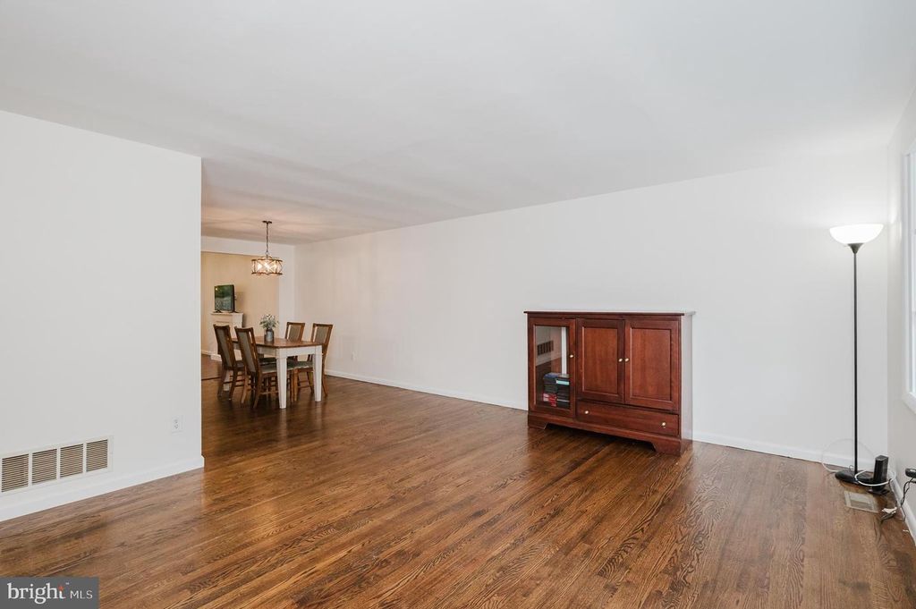 Image 6 of property listing at 1013 TRICKLING BROOK RD, Cockeysville, MD 21030