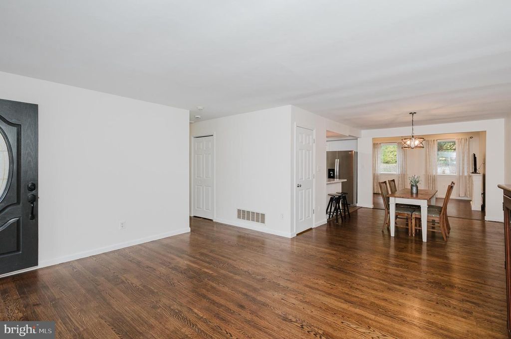 Image 9 of property listing at 1013 TRICKLING BROOK RD, Cockeysville, MD 21030