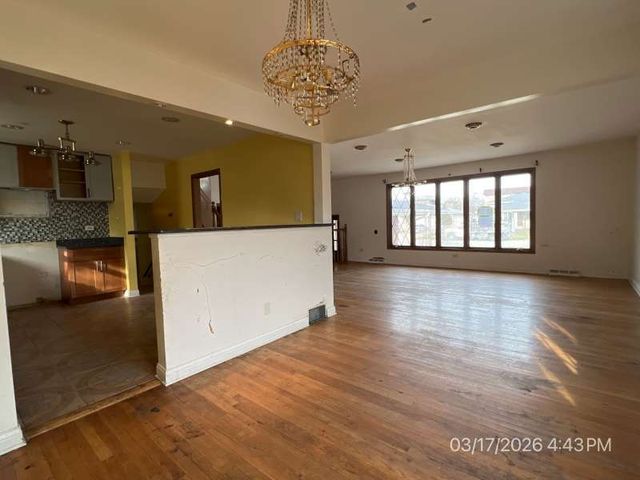 9128 S Komensky Avenue, Oak Lawn, IL 60453