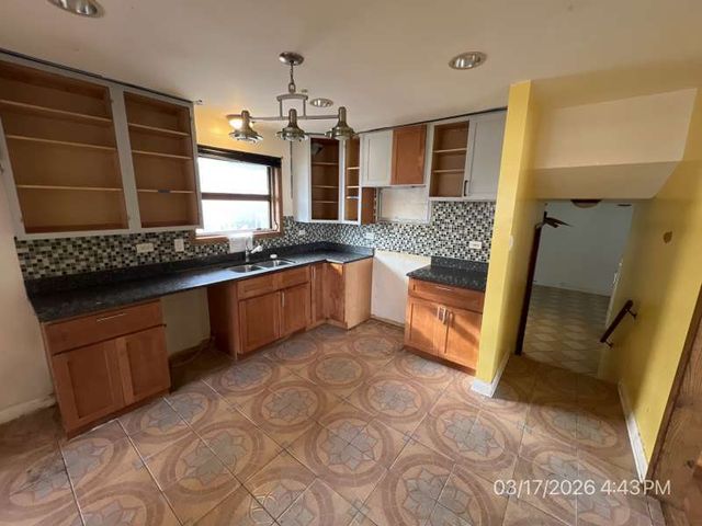 9128 S Komensky Avenue, Oak Lawn, IL 60453