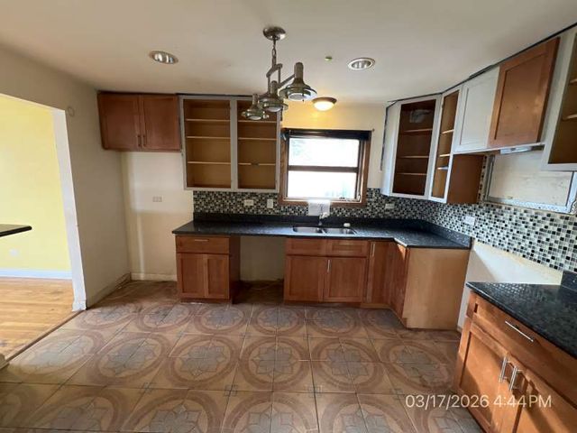 9128 S Komensky Avenue, Oak Lawn, IL 60453