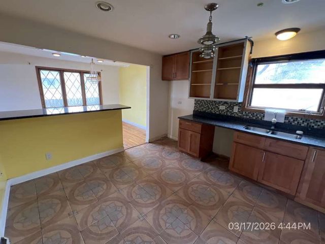 9128 S Komensky Avenue, Oak Lawn, IL 60453