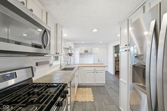 2711 Pomona Court, Indianapolis, IN 46268