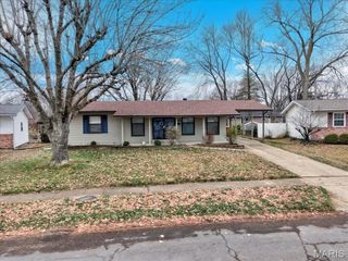 2180 N Pointe Lane, Florissant, MO 63031