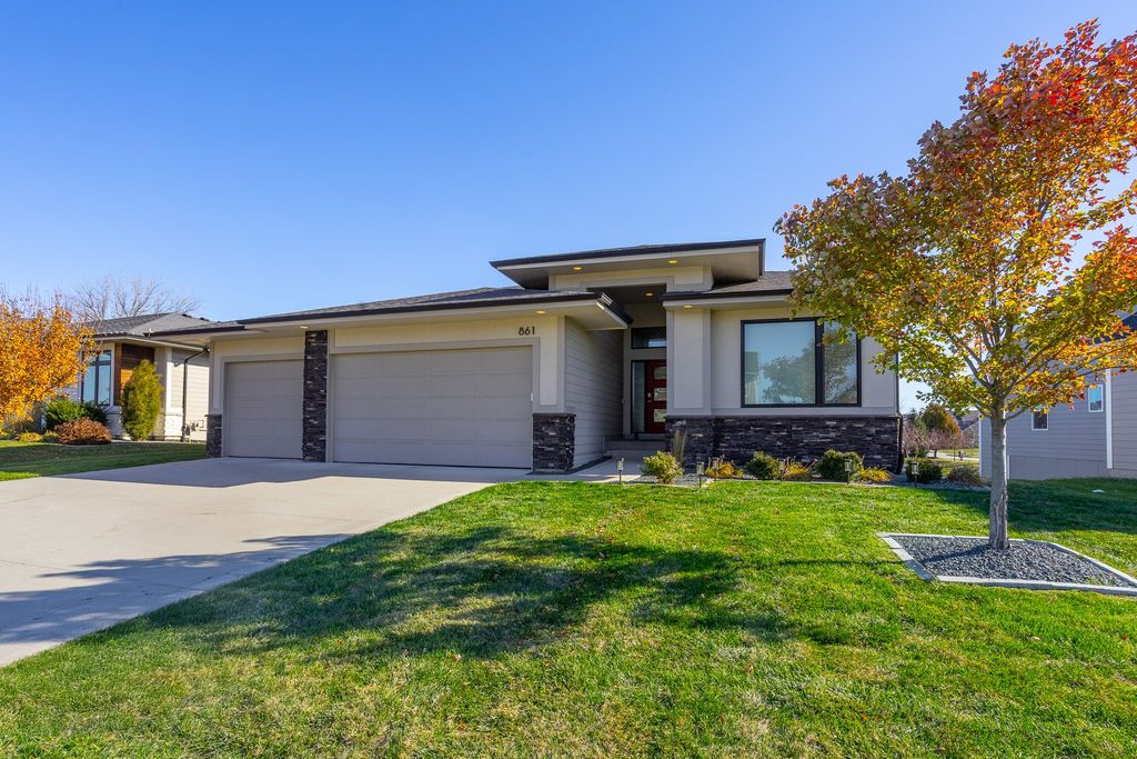 861 82nd Court, West Des Moines, IA 50266