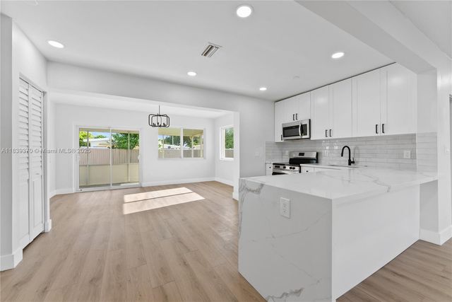 7021 SW 12th St, Pembroke Pines, FL 33023