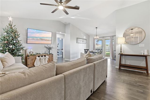 2825 SE 8th PL, Cape Coral, FL 33904