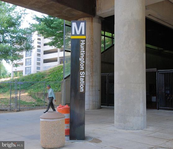 2512 JAMAICA DR, Alexandria, VA 22303
