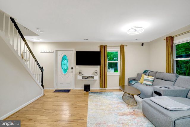2512 JAMAICA DR, Alexandria, VA 22303