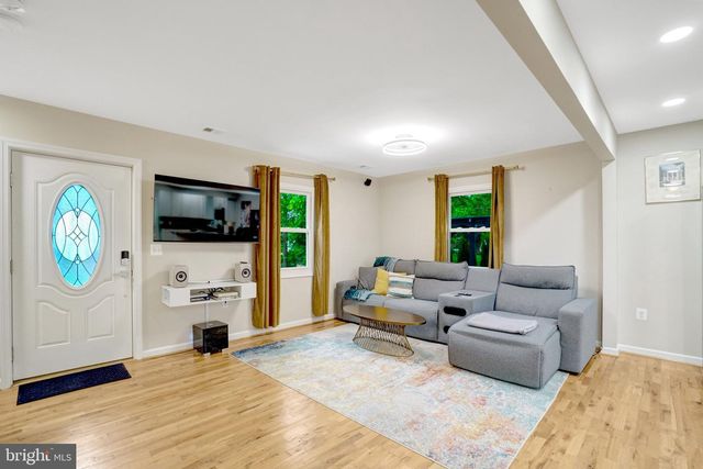 2512 JAMAICA DR, Alexandria, VA 22303