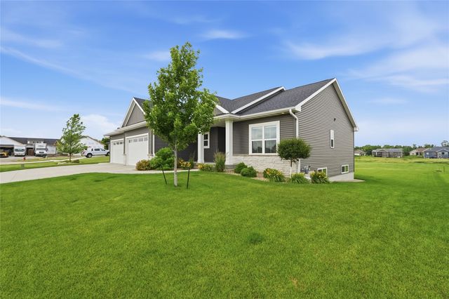 3008 Prairielight Court, Hiawatha, IA 52233