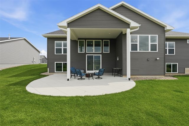 3008 Prairielight Court, Hiawatha, IA 52233