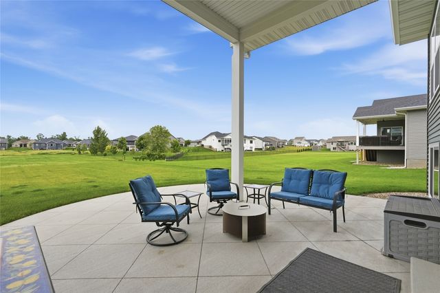 3008 Prairielight Court, Hiawatha, IA 52233