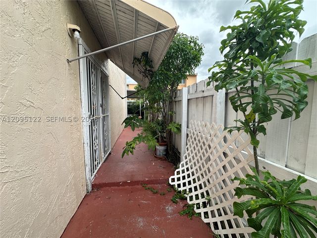 1103 W 39th Ter 20, Hialeah, FL 33012