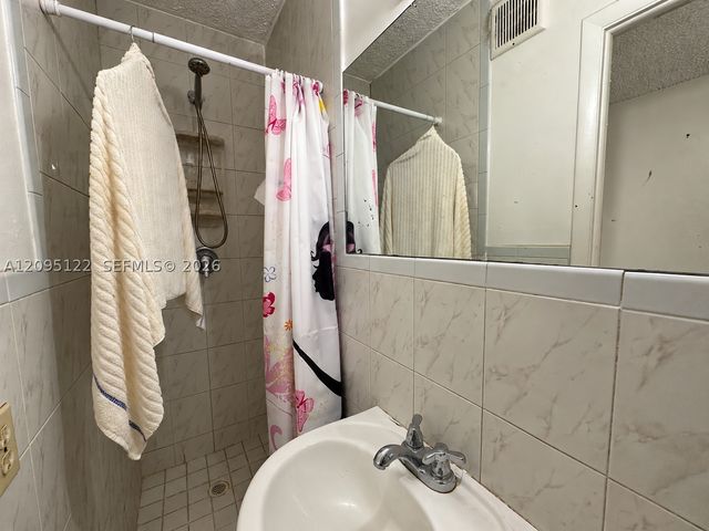 1103 W 39th Ter 20, Hialeah, FL 33012