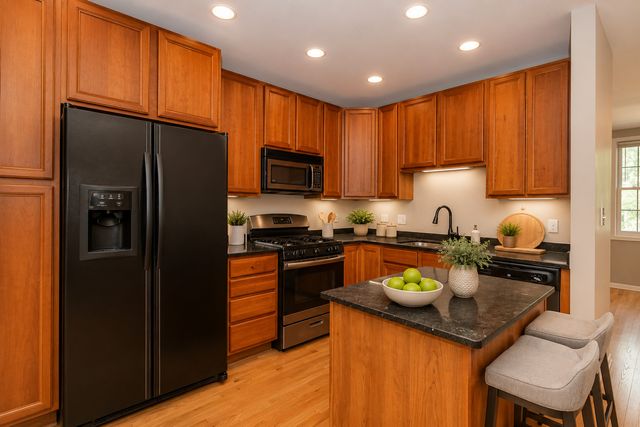 905 W Lawrence Avenue 1E, Chicago, IL 60640