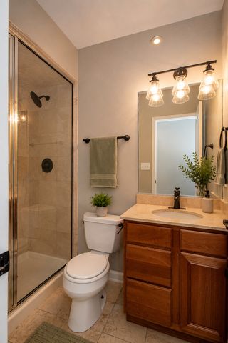 905 W Lawrence Avenue 1E, Chicago, IL 60640