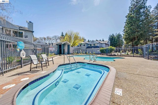 210 Sunspring Ct, Pleasant Hill, CA 94523