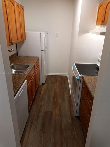 1141 Lake Victoria Dr J, West Palm Beach, FL 33411