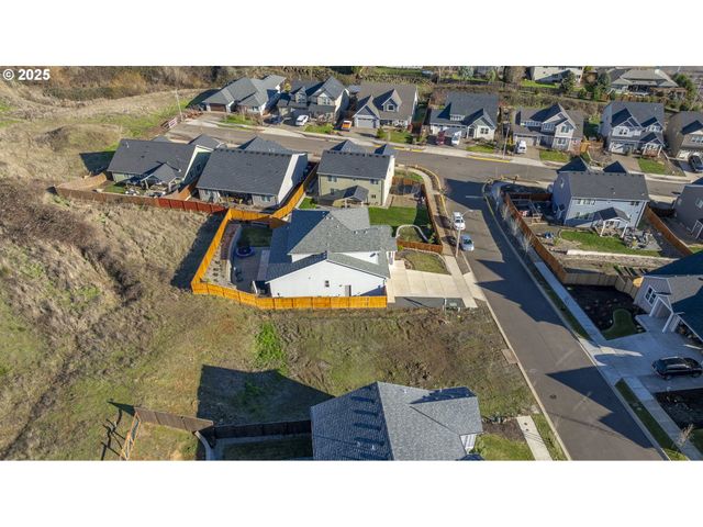 2805 Nw MT ASHLAND Ln, Mc Minnville, OR 97128