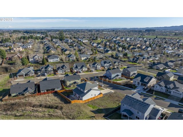 2805 Nw MT ASHLAND Ln, Mc Minnville, OR 97128