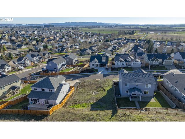 2805 Nw MT ASHLAND Ln, Mc Minnville, OR 97128