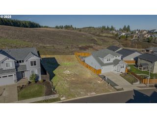 2805 Nw MT ASHLAND Ln, Mc Minnville, OR 97128