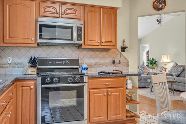 32 Edinburgh Drive D, Monroe, NJ 08831