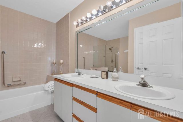 32 Edinburgh Drive D, Monroe, NJ 08831