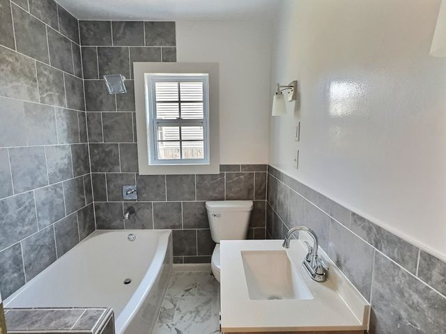 801 E 8th St, Newton, KS 67114