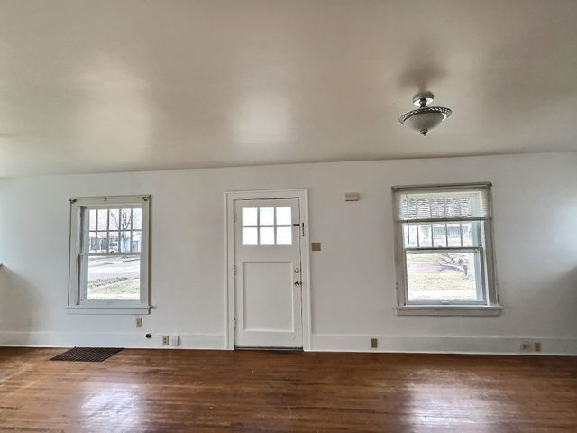 801 E 8th St, Newton, KS 67114