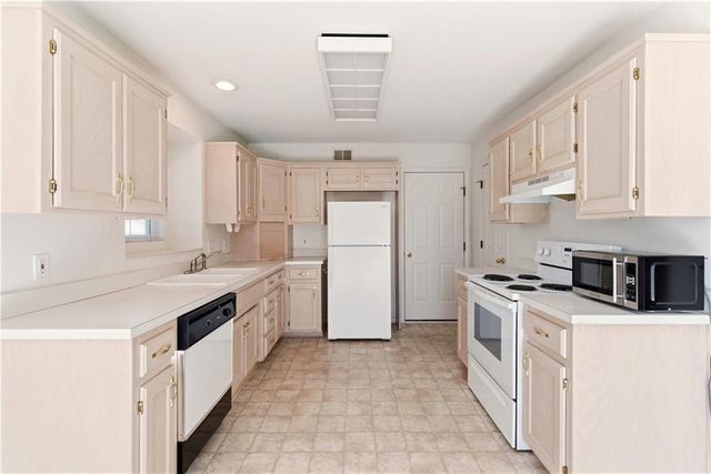 604 SW Hoke Lane, Lee's Summit, MO 64081