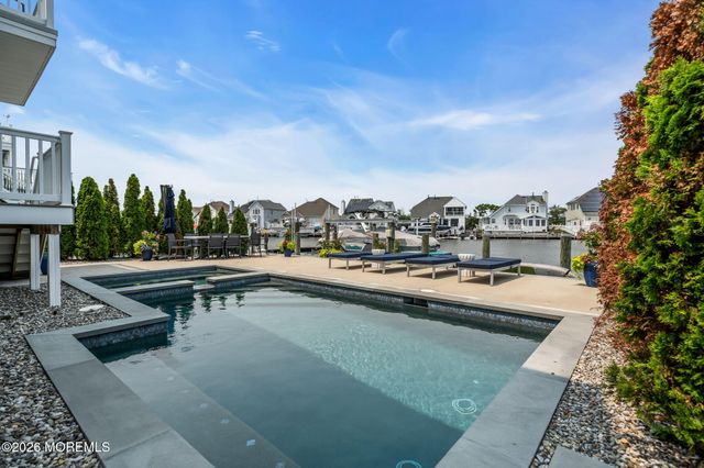 33 Amherst Drive, Bayville, NJ 08721