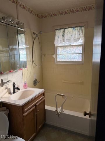 24 Hawthorne Lane, Chester, WV 26034