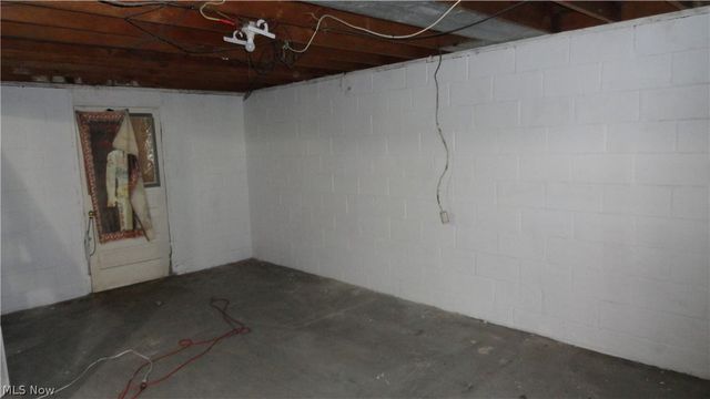 24 Hawthorne Lane, Chester, WV 26034