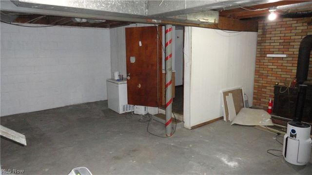 24 Hawthorne Lane, Chester, WV 26034