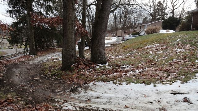 24 Hawthorne Lane, Chester, WV 26034