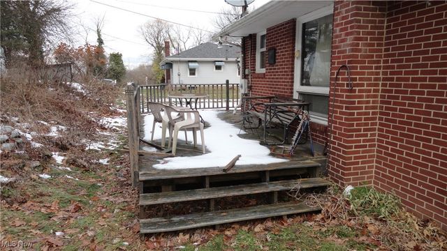 24 Hawthorne Lane, Chester, WV 26034