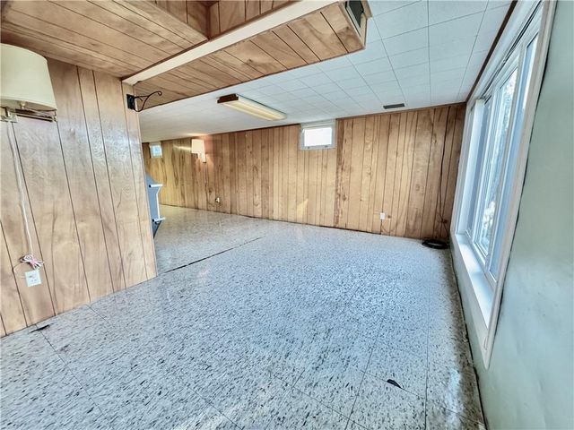 1228 W Crestview Drive, Maryville, MO 64468