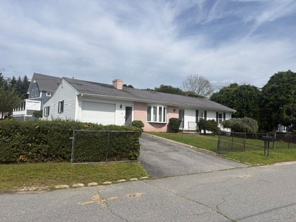 38 Hilton Street, Somerset, MA 02725