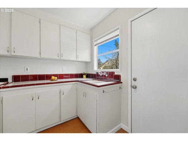 7704 Se HAROLD St Se, Portland, OR 97206