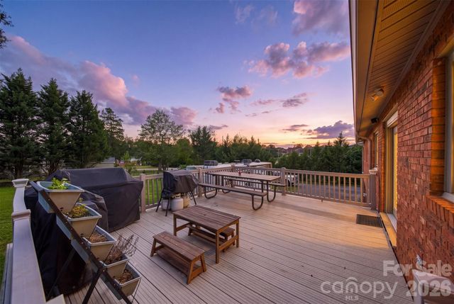 226 28th Avenue Place NE, Hickory, NC 28601